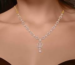 Best Metals for Engagement Necklaces: Gold, Platinum, or Silver?