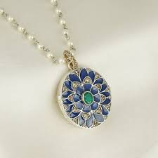 How to Style a Pendant Necklace for Any Occasion