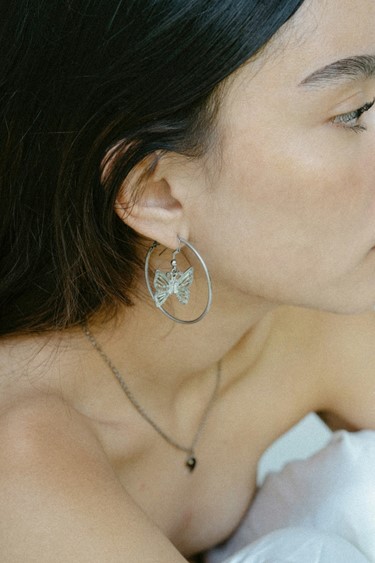 Pairing Minimalist Necklaces with Statement Earrings: A Style Guide