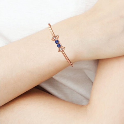 How to Stack Gold Bracelets for a Trendy Look