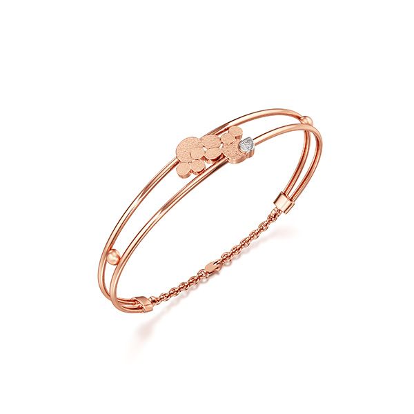 Gold Heart Bracelets: The Perfect Accessory for Romantic Souls