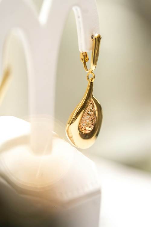 How to Style Gold Earrings for Diwali